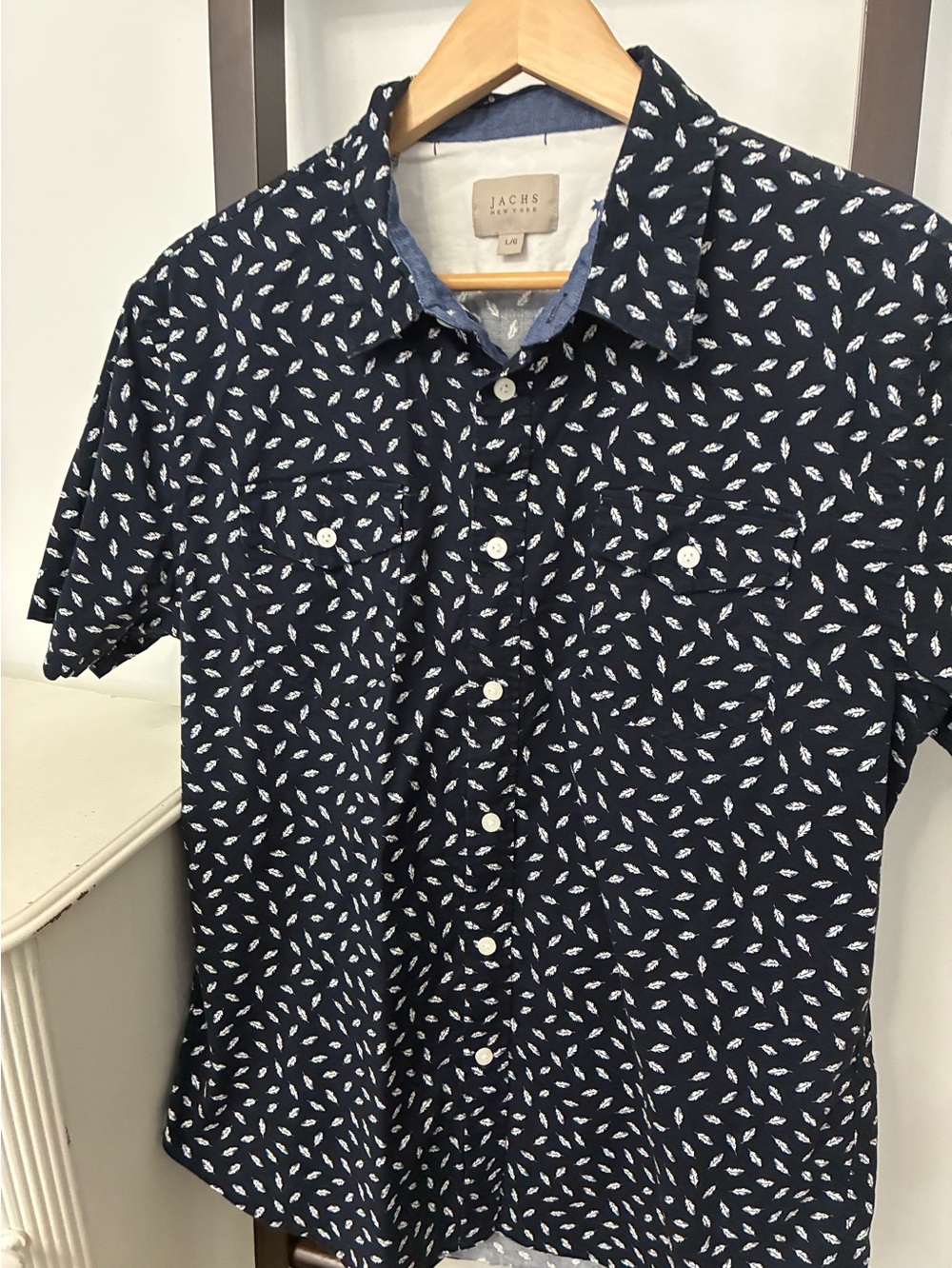 Jachs New York Navy Short-Sleeve Printed Button-Up Shirt with feathers. Size L
